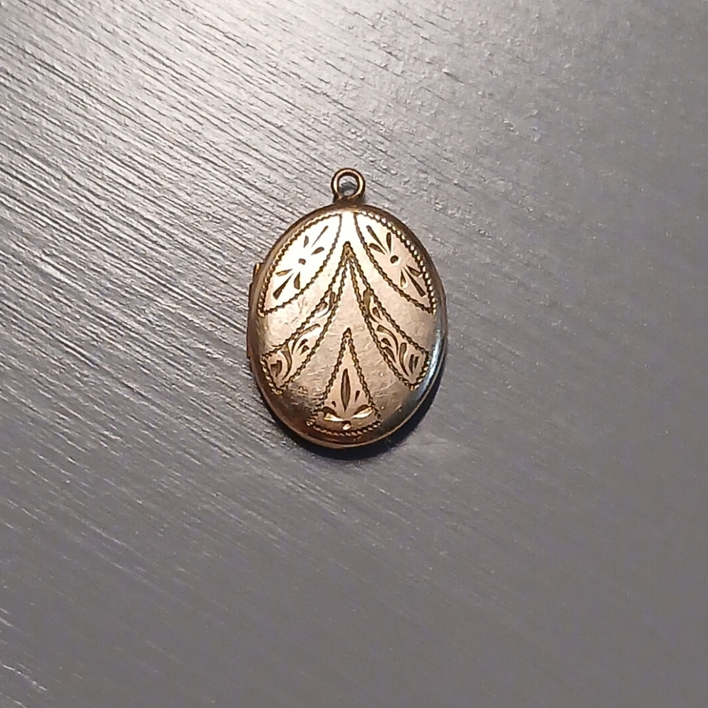 Vintage 1/20 12K M.B. GF Gold Filled Oval Etched Floral Locket Pendant Charm